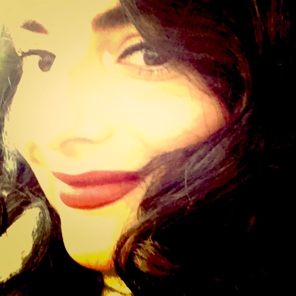 Meet your Posher, Laura - Picture 2 of 4